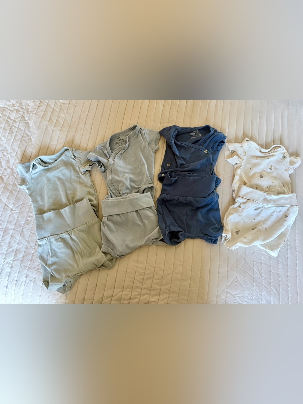 (4) H&M matching snap bodysuits/shorts bundle. Newborn size.